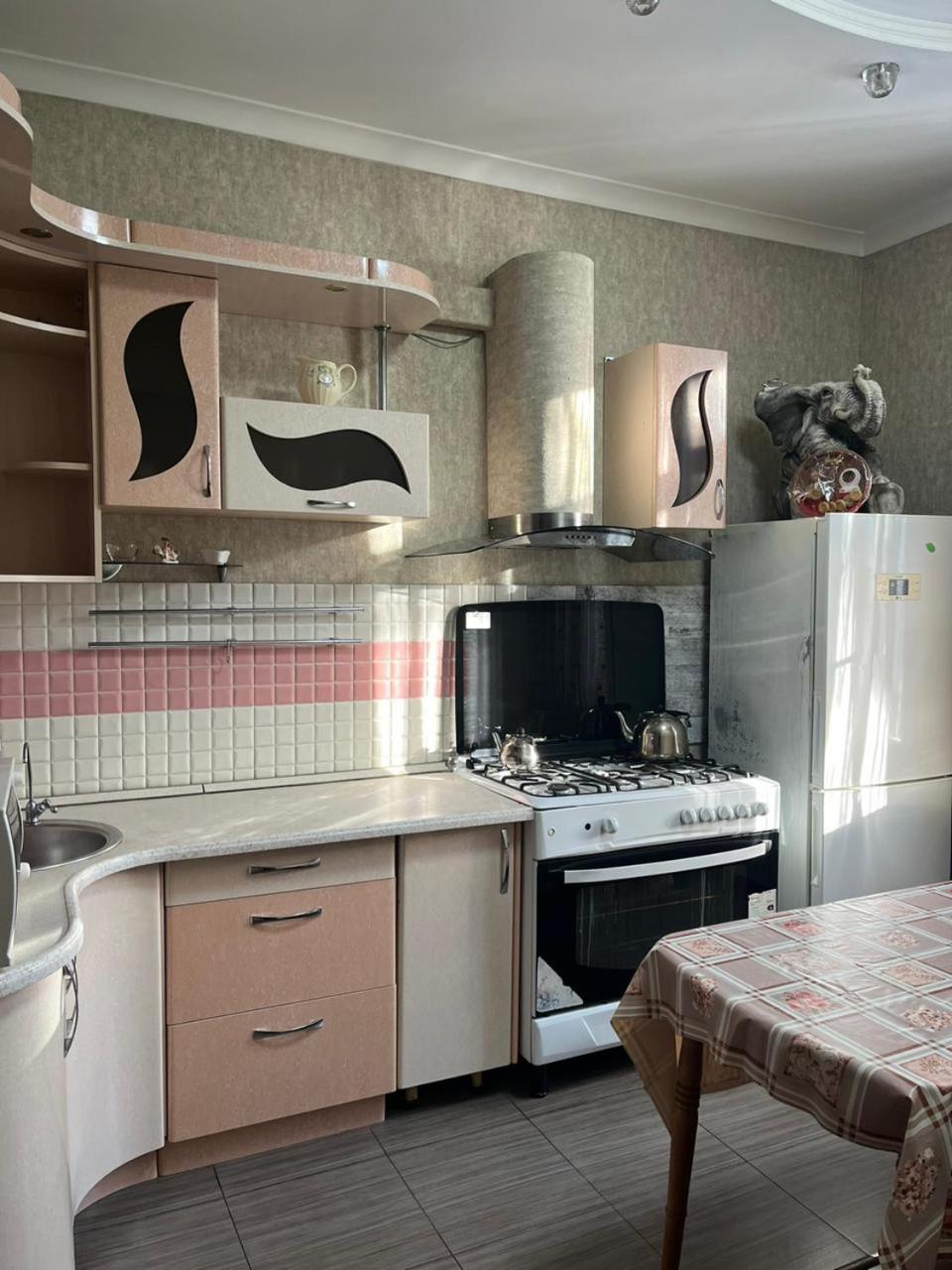 Apartments On Mustafa Ozturk Almaty Phòng bức ảnh